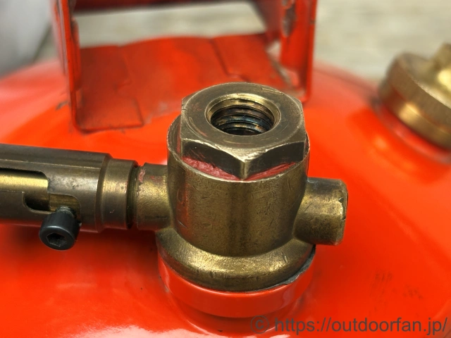 液体ガスケットで補修